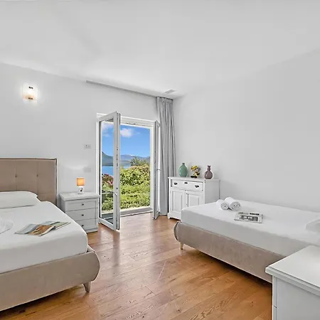 Alessia - 4 Bed With Maggiore View 斯特雷萨